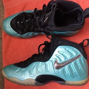 Nike mens shoes beautiful teal blue shoes size 7.